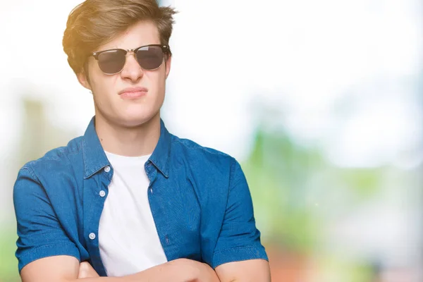 Junger Gutaussehender Mann Mit Sonnenbrille Über Isoliertem Hintergrund Skeptisch Und — Stockfoto