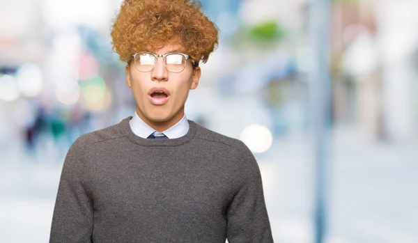Genç Yakışıklı Adamı Afro Saçlı Gözlüklü Korkuyor Sürpriz Ifade Korku — Stok fotoğraf