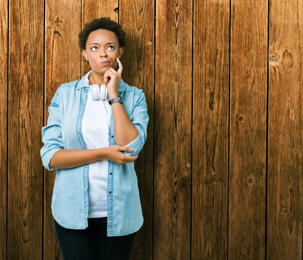 Mujer Afroamericana Joven Con Auriculares Sobre Fondo Aislado Con Mano — Foto de Stock