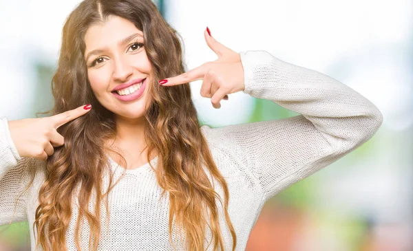 Mujer Hermosa Joven Con Suéter Blanco Sonriendo Confiado Mostrando Señalando —  Fotos de Stock