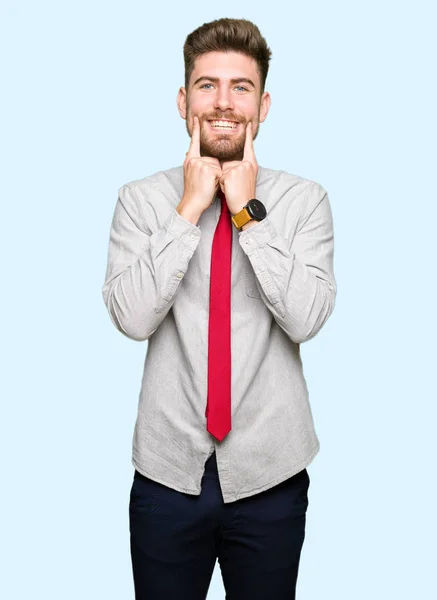 Junger Gutaussehender Geschäftsmann Lächelt Mit Offenem Mund Zeigt Mit Den — Stockfoto