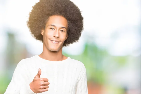 Joven Afroamericano Con Pelo Afro Usando Suéter Invierno Haciendo Gesto —  Fotos de Stock