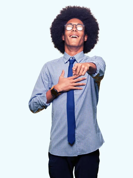 Unga Afroamerikanska Affärsman Med Afro Hår Bär Glasögon Skratta Pekar — Stockfoto