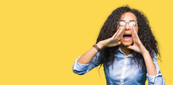 Joven Hermosa Chica Negocios Con Pelo Rizado Con Gafas Gritando —  Fotos de Stock