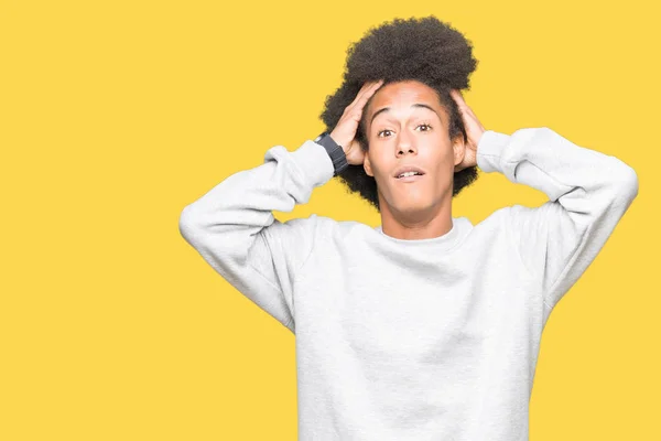 Junger Afrikanisch Amerikanischer Mann Mit Afro Haaren Sportlichem Sweatshirt Verrückt — Stockfoto