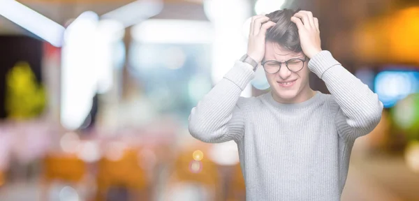 Homem Bonito Jovem Usando Óculos Sobre Fundo Isolado Sofrendo Dor — Fotografia de Stock