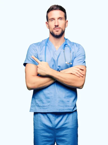 Bello Medico Uomo Indossa Uniforme Medica Sfondo Isolato Indicazione Con — Foto Stock