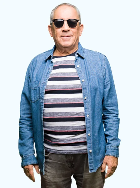 Yüzünde denim ceket ve mutlu ve güzel bir gülümseme ile güneş gözlüğü takan yakışıklı komuta sizde. Şanslı kişi.