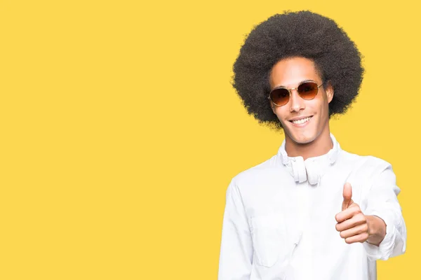 Mladý Americký Muž Afro Vlasy Nosit Sluneční Brýle Sluchátka Dělat — Stock fotografie