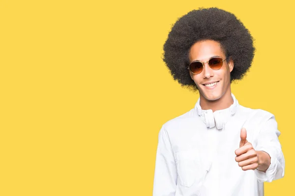 Jovem Americano Africano Com Cabelo Afro Usando Óculos Sol Fones — Fotografia de Stock