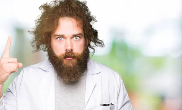 Cientista Louco Com Cabelo Longo Engraçado Apontando Dedo Para Cima — Fotografia de Stock