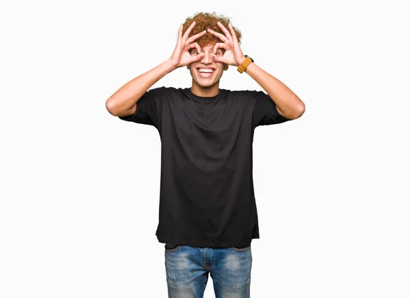 Joven Hombre Guapo Con Pelo Afro Usando Camiseta Negra Haciendo — Foto de Stock