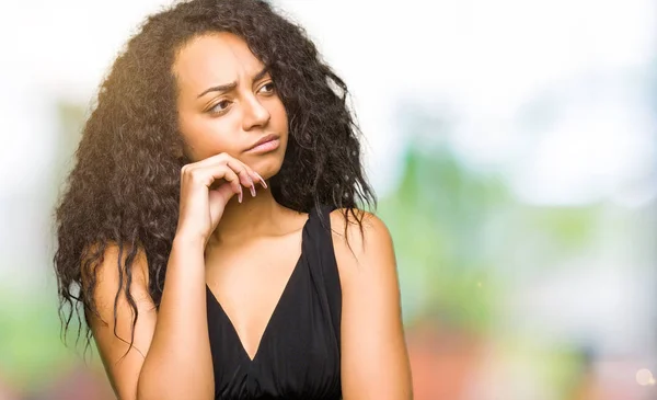 Joven Chica Hermosa Con Pelo Rizado Con Falda Moda Con —  Fotos de Stock