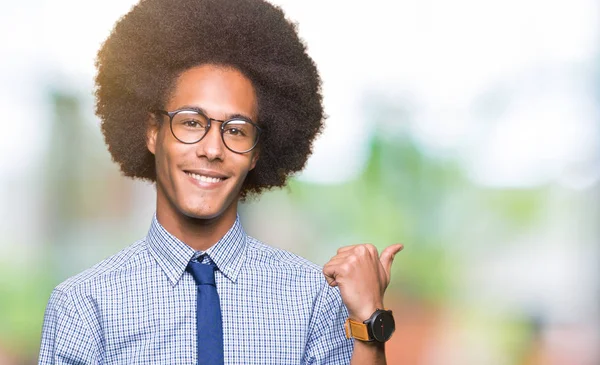 Giovane Uomo Affari Afro Americano Con Capelli Afro Indossando Occhiali — Foto Stock