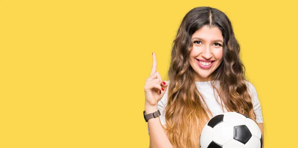 Junge Erwachsene Frau Mit Fußballball Überrascht Mit Einer Idee Oder — Stockfoto