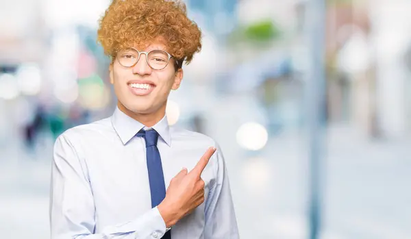 Joven Hombre Negocios Guapo Con Gafas Afro Vistiendo Alegre Con —  Fotos de Stock