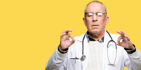 Stilig Senior Doctor Man Bär Medical Coat Slappna Och Leende — Stockfoto