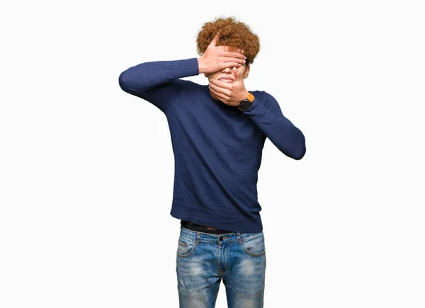 Jovem Homem Bonito Com Cabelo Afro Cobrindo Olhos Boca Com — Fotografia de Stock