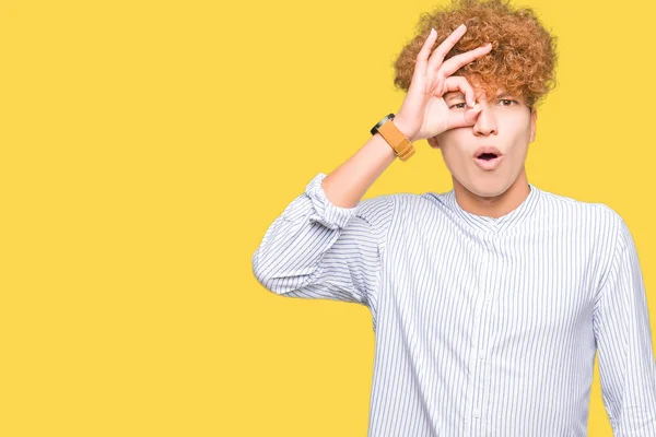 Joven Hombre Negocios Guapo Con Pelo Afro Usando Camisa Elegante —  Fotos de Stock