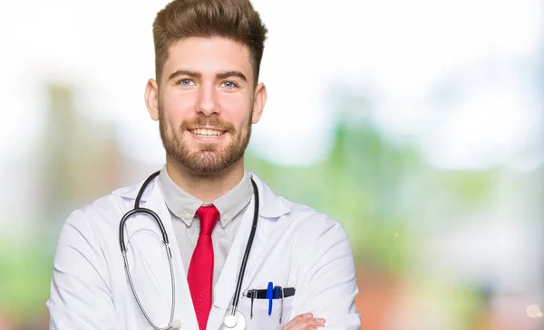 Jeune Homme Beau Médecin Vêtu Manteau Médical Heureux Visage Souriant — Photo