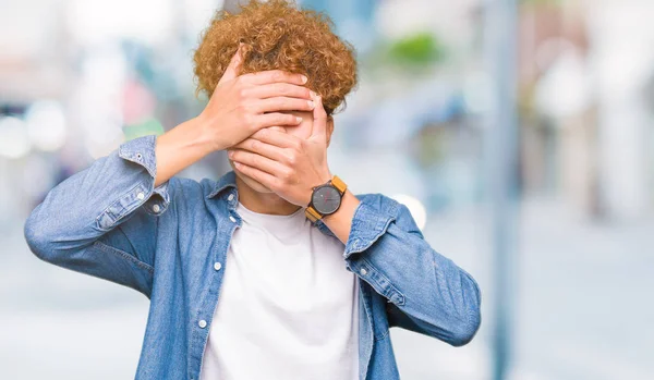 Joven Hombre Guapo Con Pelo Afro Vistiendo Chaqueta Mezclilla Cubriendo — Foto de Stock