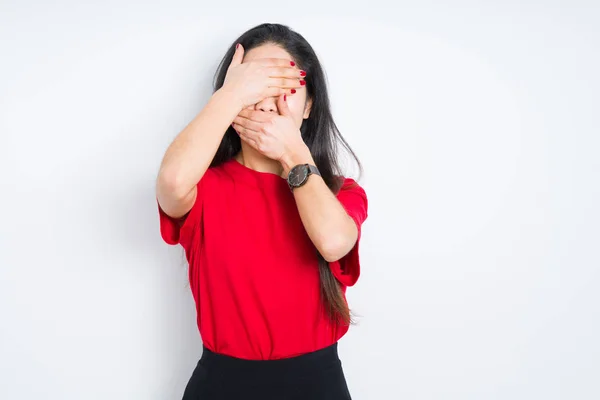 孤立した背景の上に赤いTシャツを着た美しいブルネットの女性は 手で目と口を覆い ショックを受けました 感情を隠す — ストック写真