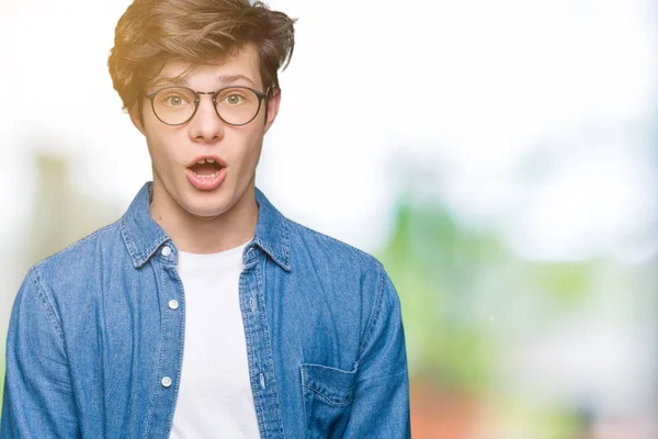 Jeune Bel Homme Portant Des Lunettes Sur Fond Isolé Effrayé — Photo