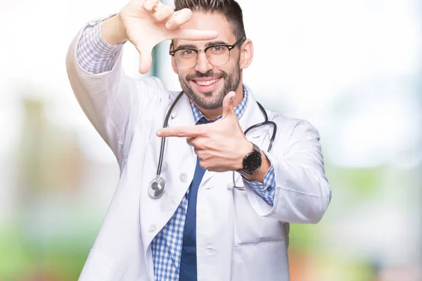 Bonito Jovem Médico Homem Sobre Fundo Isolado Sorrindo Fazendo Quadro — Fotografia de Stock