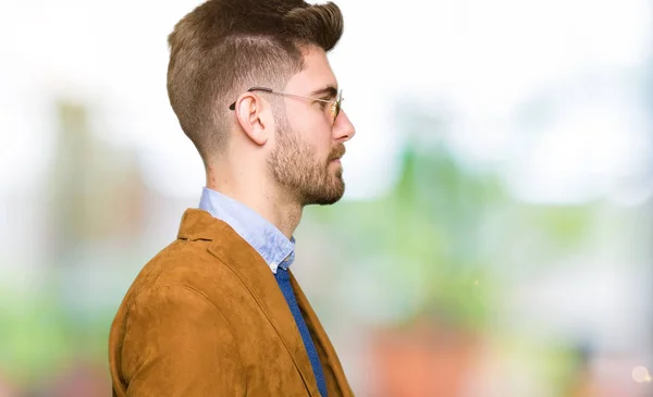 Jovem Bonito Homem Elegante Vestindo Óculos Sol Olhando Para Lado — Fotografia de Stock