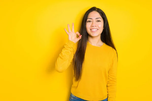 Schöne Brünette Frau Über Gelbem Isolierten Hintergrund Lächelt Positive Tun — Stockfoto