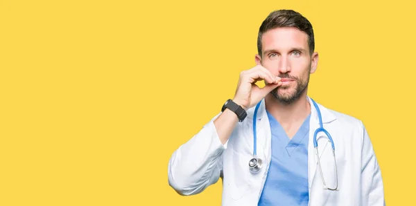 Doctor Chipeş Purtând Uniformă Medicală Peste Gura Izolată Buzele Închise — Fotografie, imagine de stoc