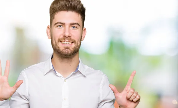 Joven Hombre Negocios Guapo Mostrando Señalando Hacia Arriba Con Los — Foto de Stock