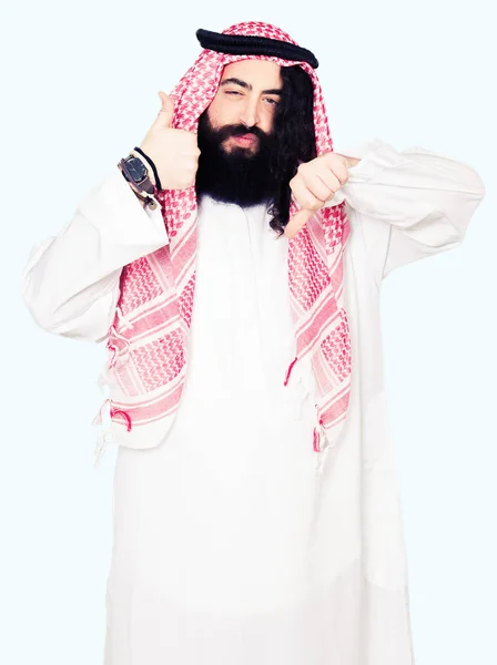 Аравійська Ділова Людина Довгим Волоссям Носять Традиційні Keffiyeh Шарф Робити — стокове фото
