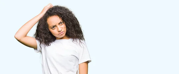 Menina Bonita Nova Com Cabelo Encaracolado Vestindo Shirt Branca Casual — Fotografia de Stock