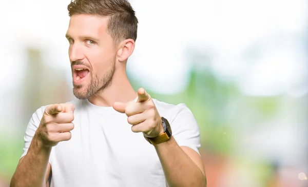 Hombre Guapo Con Camiseta Blanca Casual Señalando Con Los Dedos — Foto de Stock