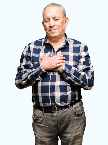 Beau Senior Portant Une Chemise Décontractée Souriant Avec Les Mains — Photo