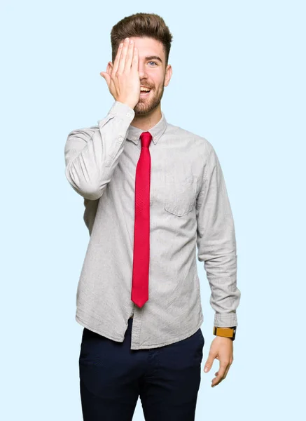 Junger Gutaussehender Geschäftsmann Der Ein Auge Mit Der Hand Bedeckt — Stockfoto