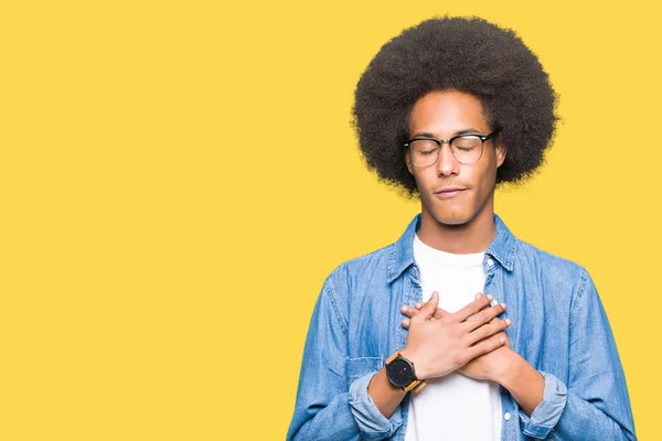 Unga Afroamerikanska Man Med Afro Hår Glasögon Leende Med Händerna — Stockfoto