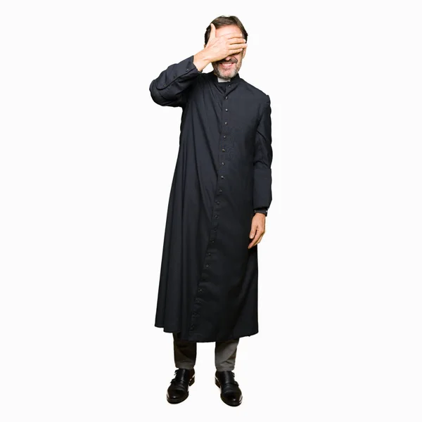 Homem Sacerdote Meia Idade Vestindo Roupão Católico Sorrindo Rindo Com — Fotografia de Stock