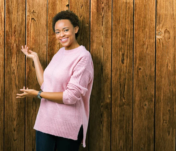 Açık el ile doğal gülümseyen girmek için davet izole arka plan güzel genç Afro-Amerikan kadın