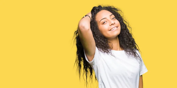 Joven Hermosa Chica Con Pelo Rizado Usando Casual Blanco Camiseta — Foto de Stock