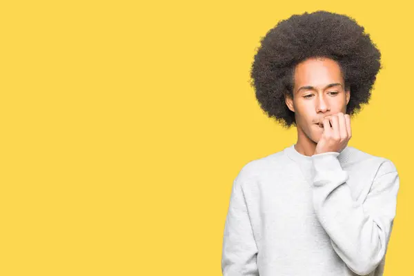 Unga Afroamerikanska Man Med Afro Hår Bär Sportig Tröja Ser — Stockfoto