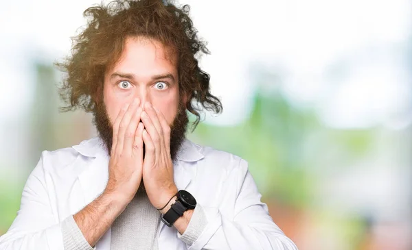 Τρελός Επιστήμονας Αστεία Μακριά Μαλλιά Σοκαρισμένος Που Καλύπτουν Στόμα Χέρια — Φωτογραφία Αρχείου