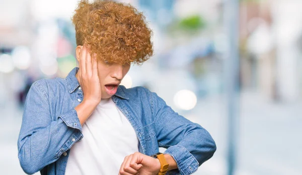 Giovane Bell Uomo Con Capelli Afro Indossa Giacca Jeans Guardando — Foto Stock