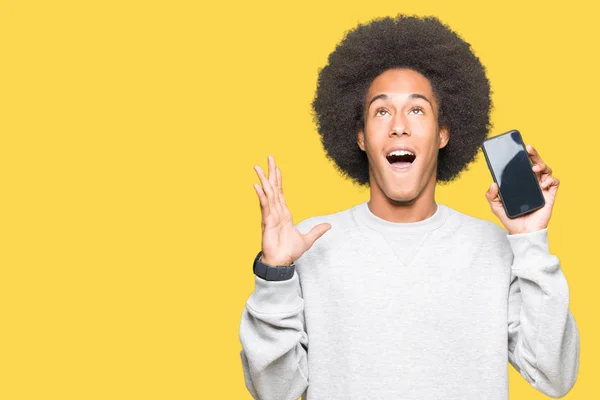 Jonge Afro Amerikaanse Man Met Afro Haar Smartphone Scherm Erg — Stockfoto