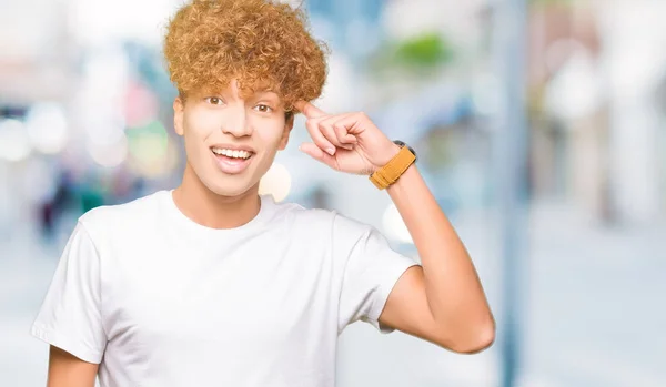 Junger Gutaussehender Mann Mit Afro Haaren Lässiges Weißes Shirt Lächelnd — Stockfoto