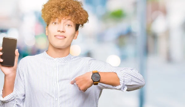 Joven Hombre Guapo Mostrando Pantalla Del Teléfono Inteligente Con Cara —  Fotos de Stock