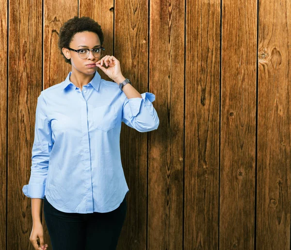 Unga Vackra Afroamerikansk Affärskvinna Över Isolerade Bakgrund Mun Och Läppar — Stockfoto