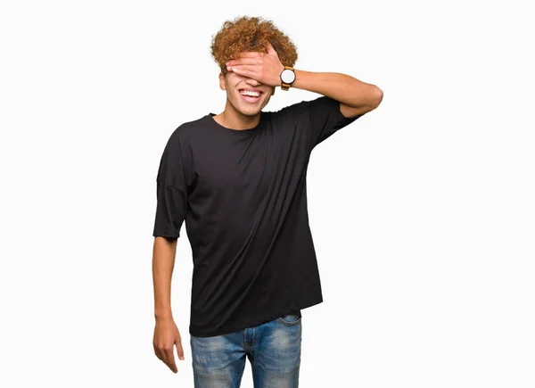 Όμορφος Νεαρός Άφρο Μαλλιά Φορώντας Μαύρο Shirt Χαμογελαστός Και Γελά — Φωτογραφία Αρχείου