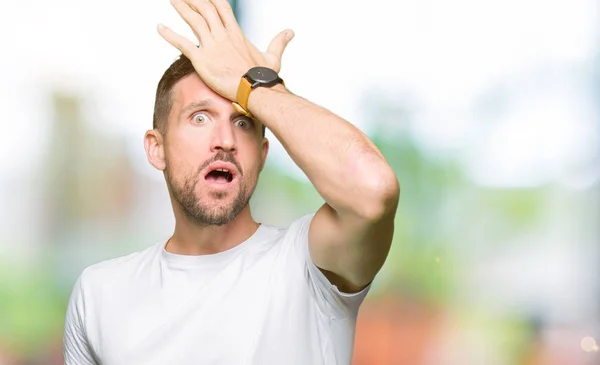 Hombre Guapo Con Camiseta Blanca Casual Sorprendido Con Mano Cabeza — Foto de Stock